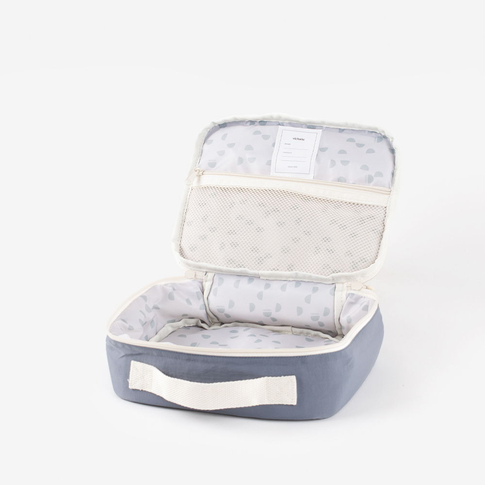 Bolsa térmica V. Things em nylon acolchoado com fecho de zíper e alça superior.