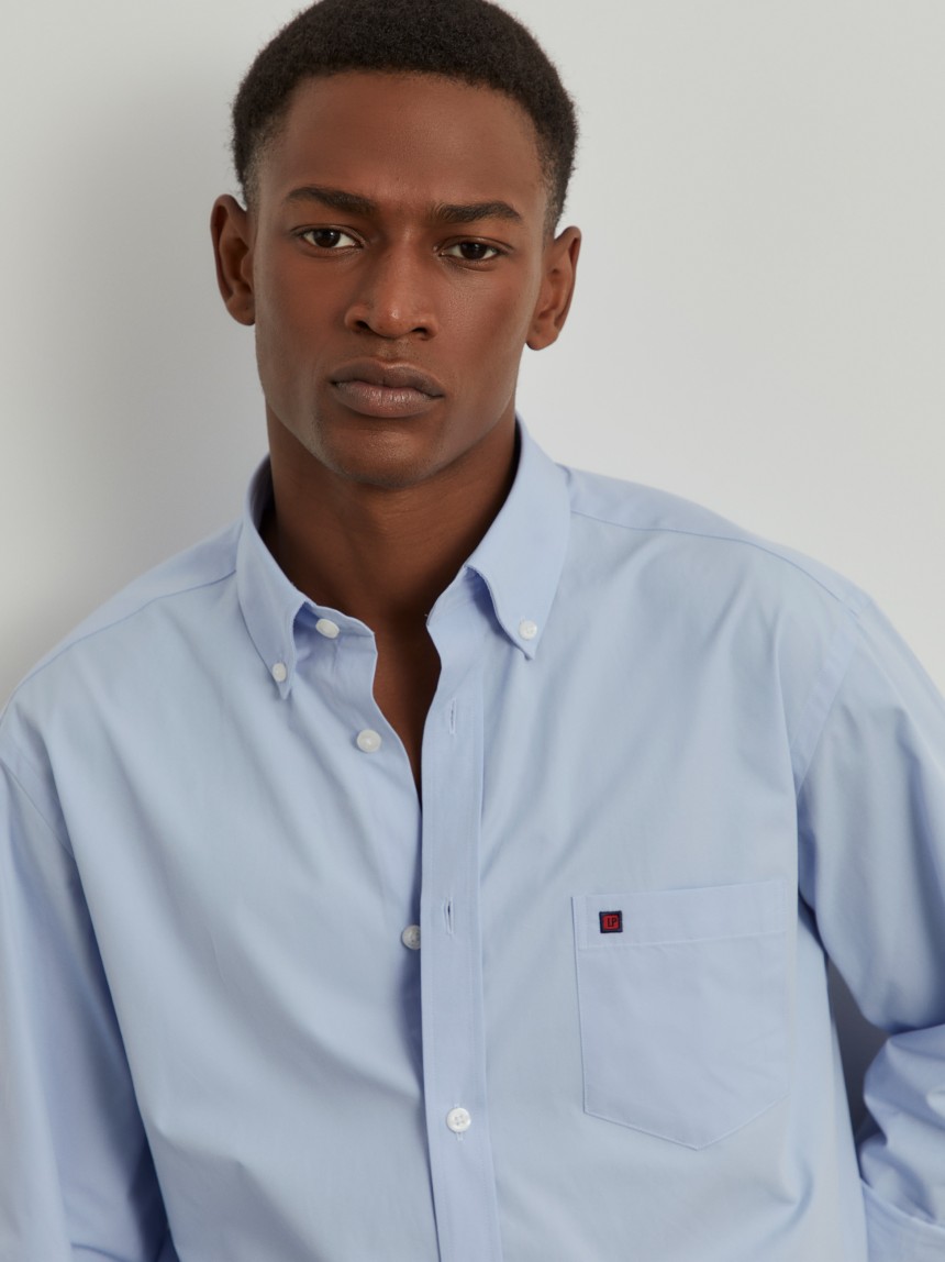 Camisa regular fit de algodão em cor lisa