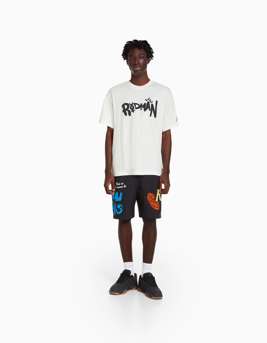 Camiseta de manga curta com estampa DENNIS RODMAN X BERSHKA e modelagem quadrada.