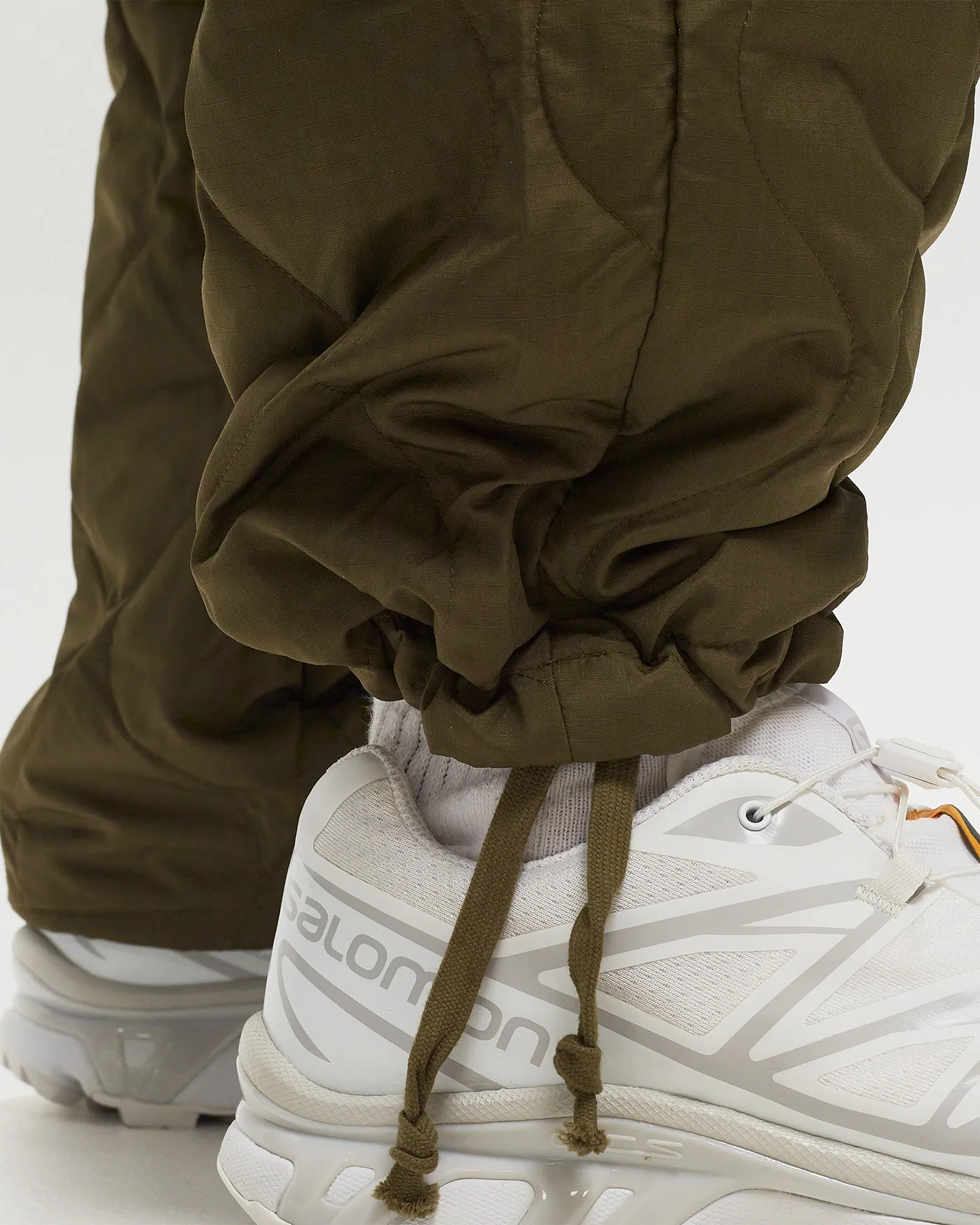 Calça cargo militar Taion com enchimento de plumas