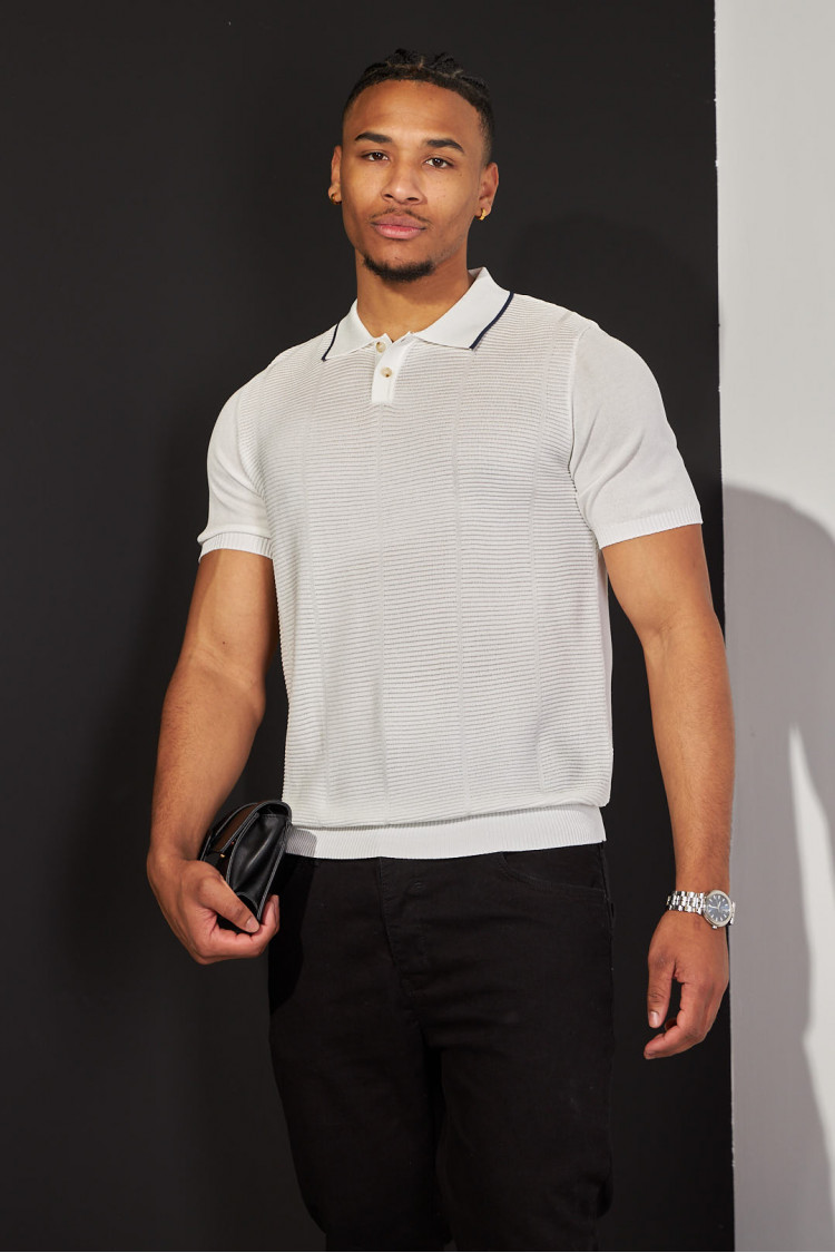 Polo blanc plissé avec détail noir