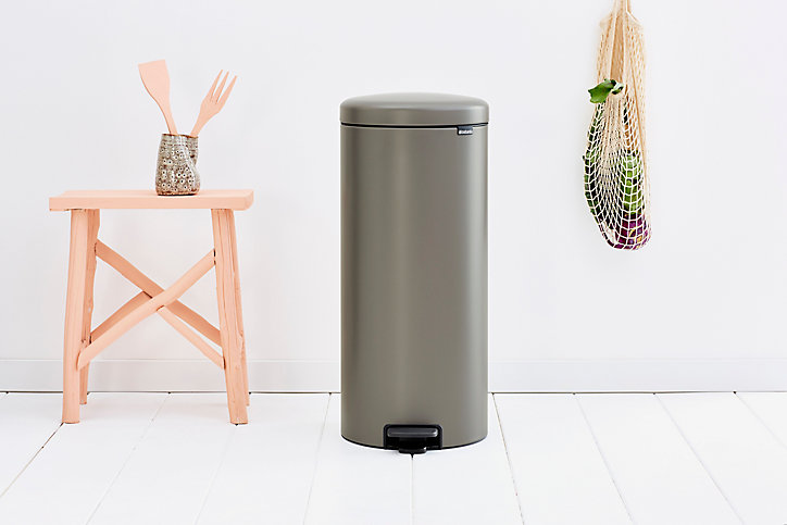 Poubelle à pédale coloris platinum Brabantia NewIcon 30 L