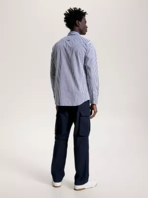 Camisa clássica com listras marcantes e modelagem regular.