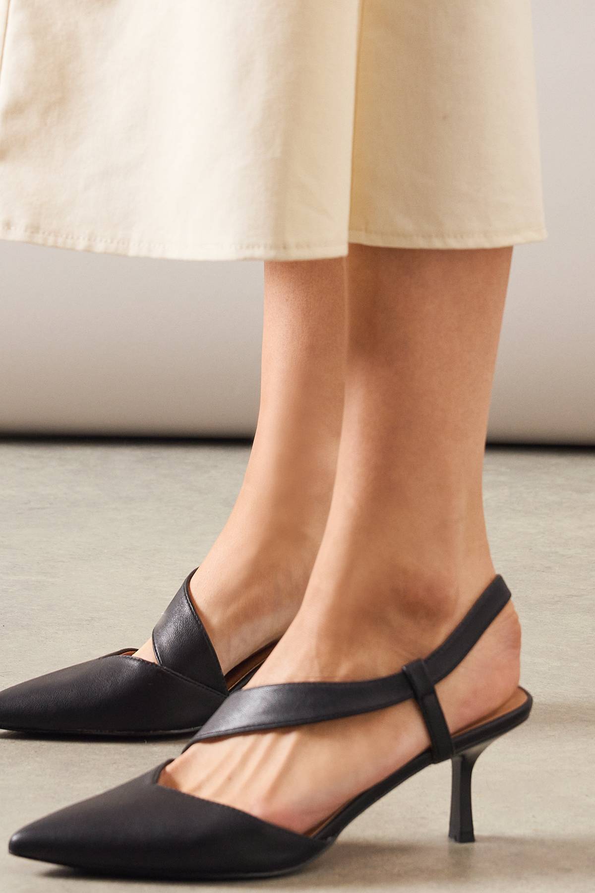 Wallis Escarpins Evelyn à Bride Asymétrique et Petit Talon