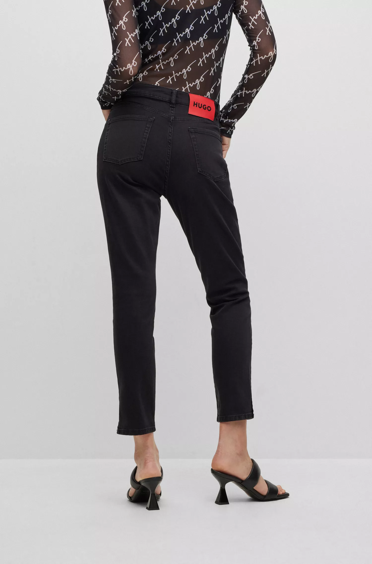 Calça jeans HUGO vermelha, corte slim, em denim preto com elasticidade confortável.