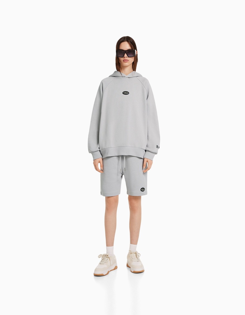 Bermuda de pelúcia BERSHKA com detalhes em BIZARRAP