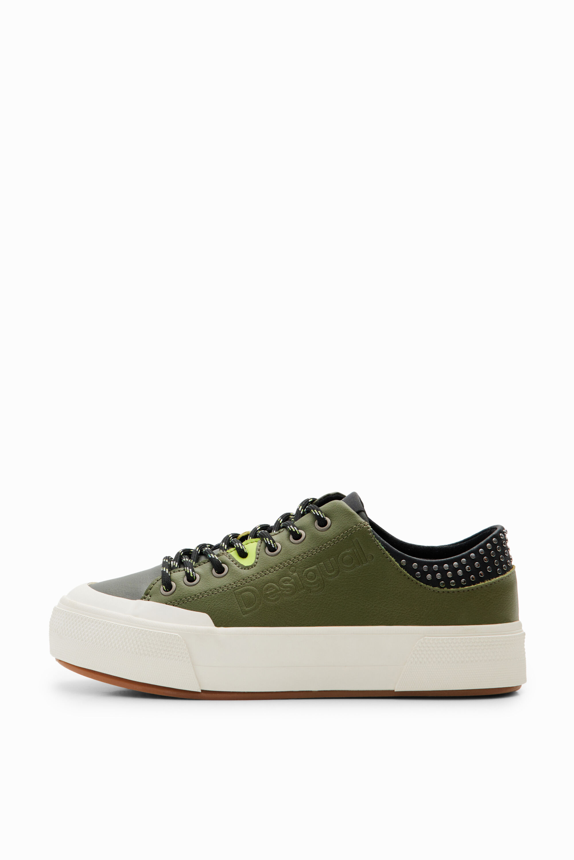 Baskets plateforme clous