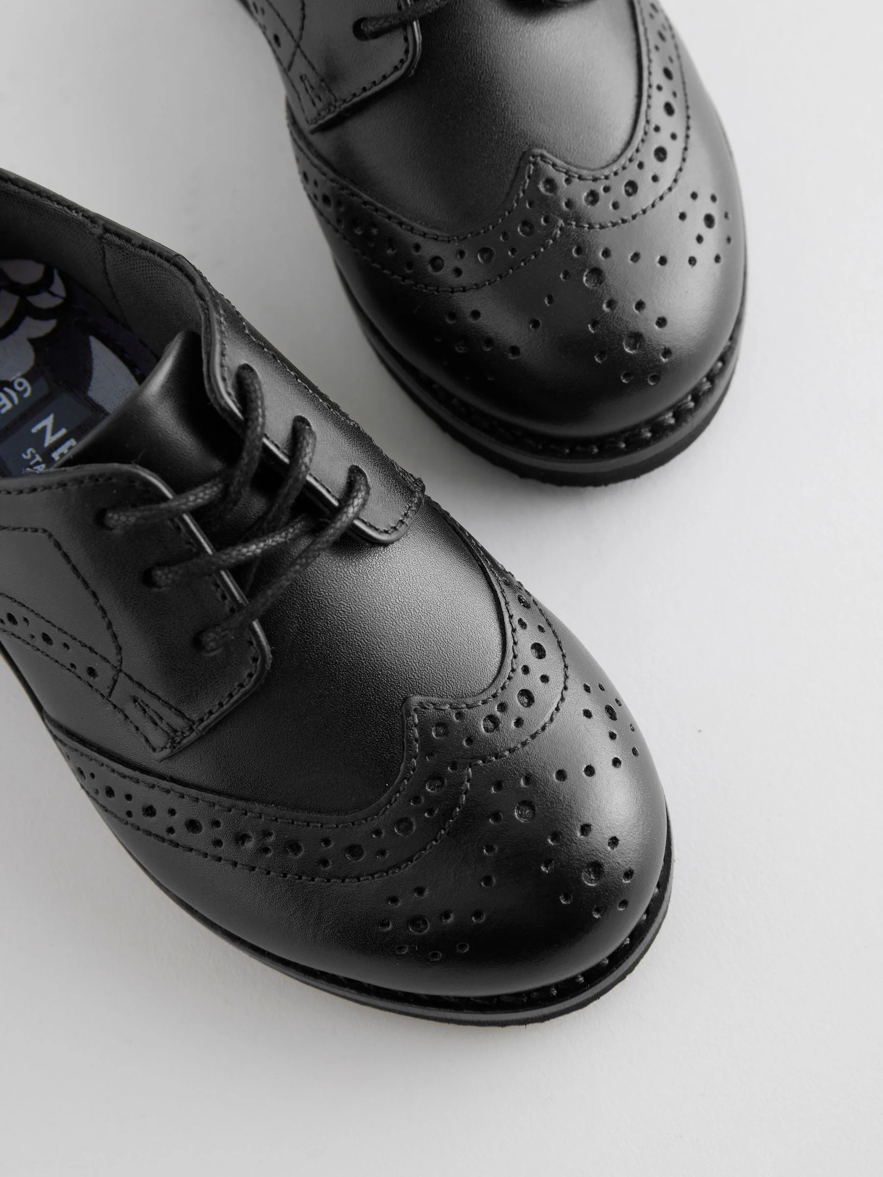 Zwart - Modieuze brogues van leer