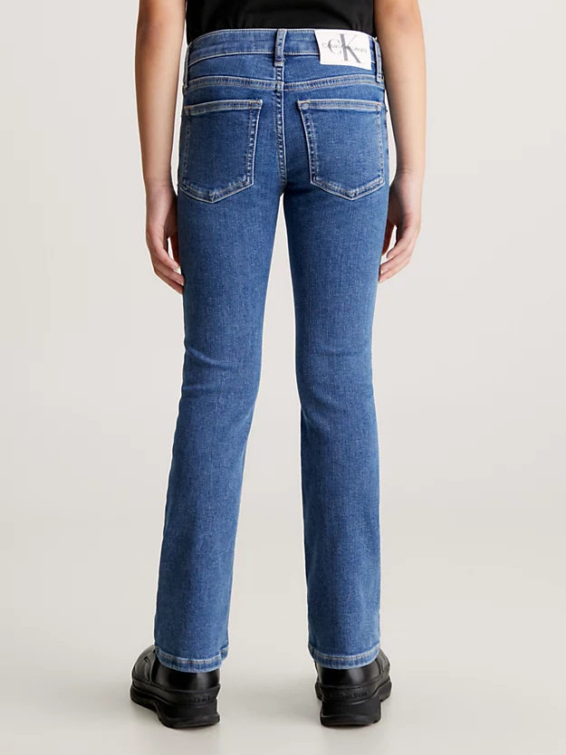 Ele me deu calças jeans.