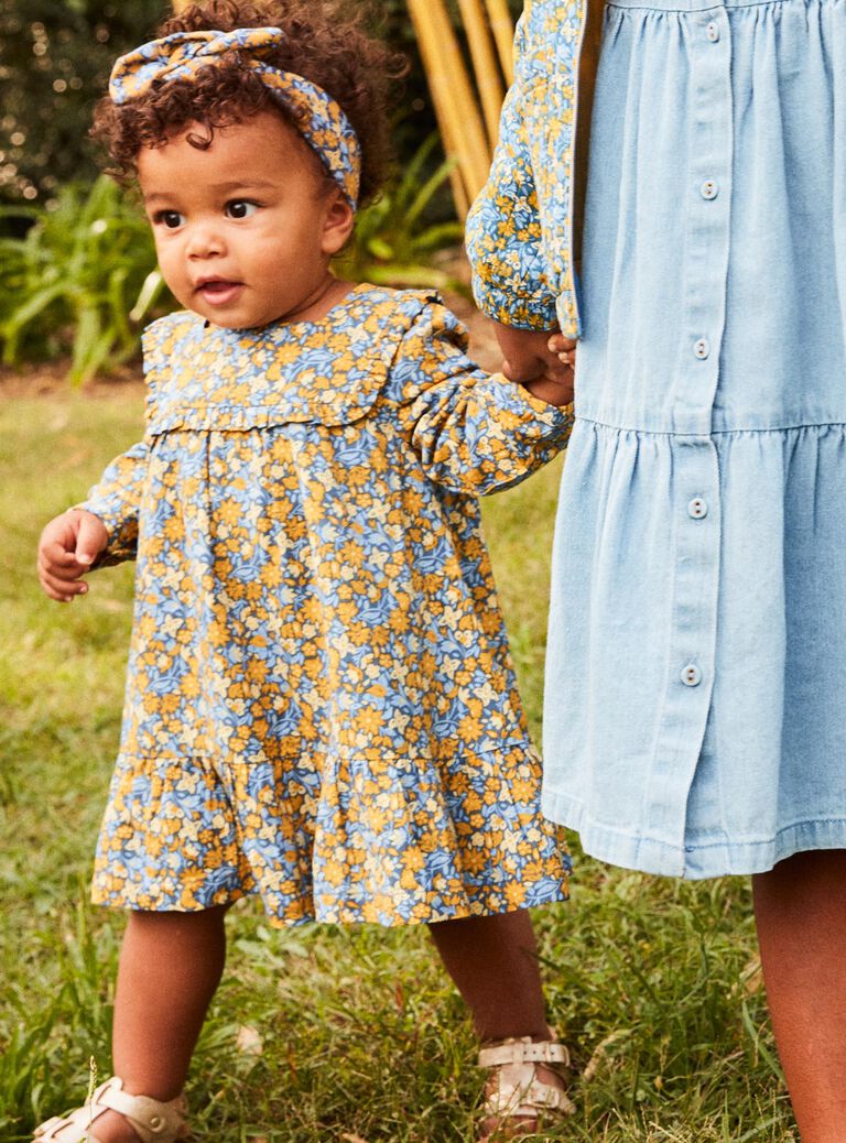 Robe à volants bleu marine à fleurs