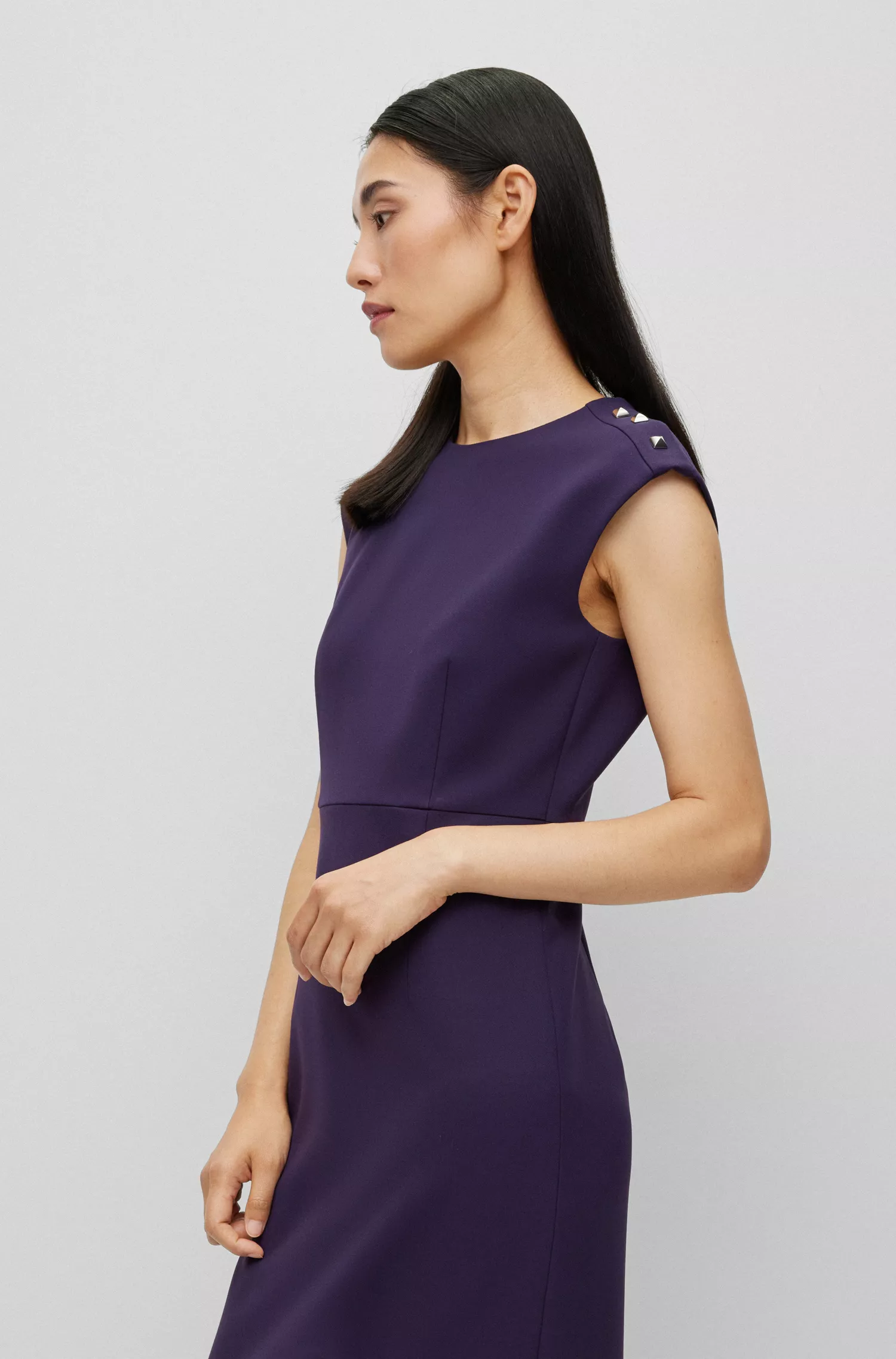 Vestido preto justo da BOSS com detalhes de tachas