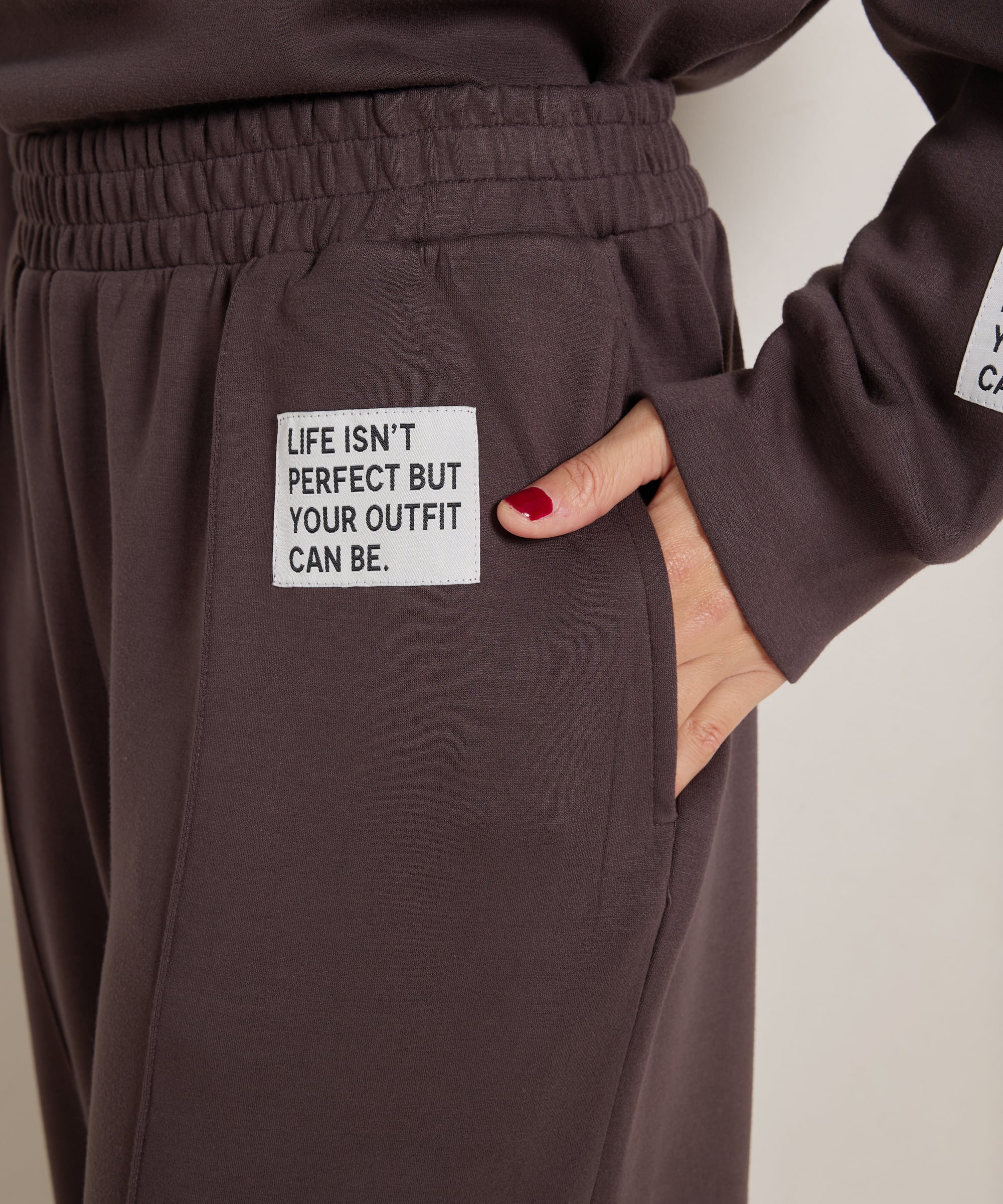 wide fit broek met label