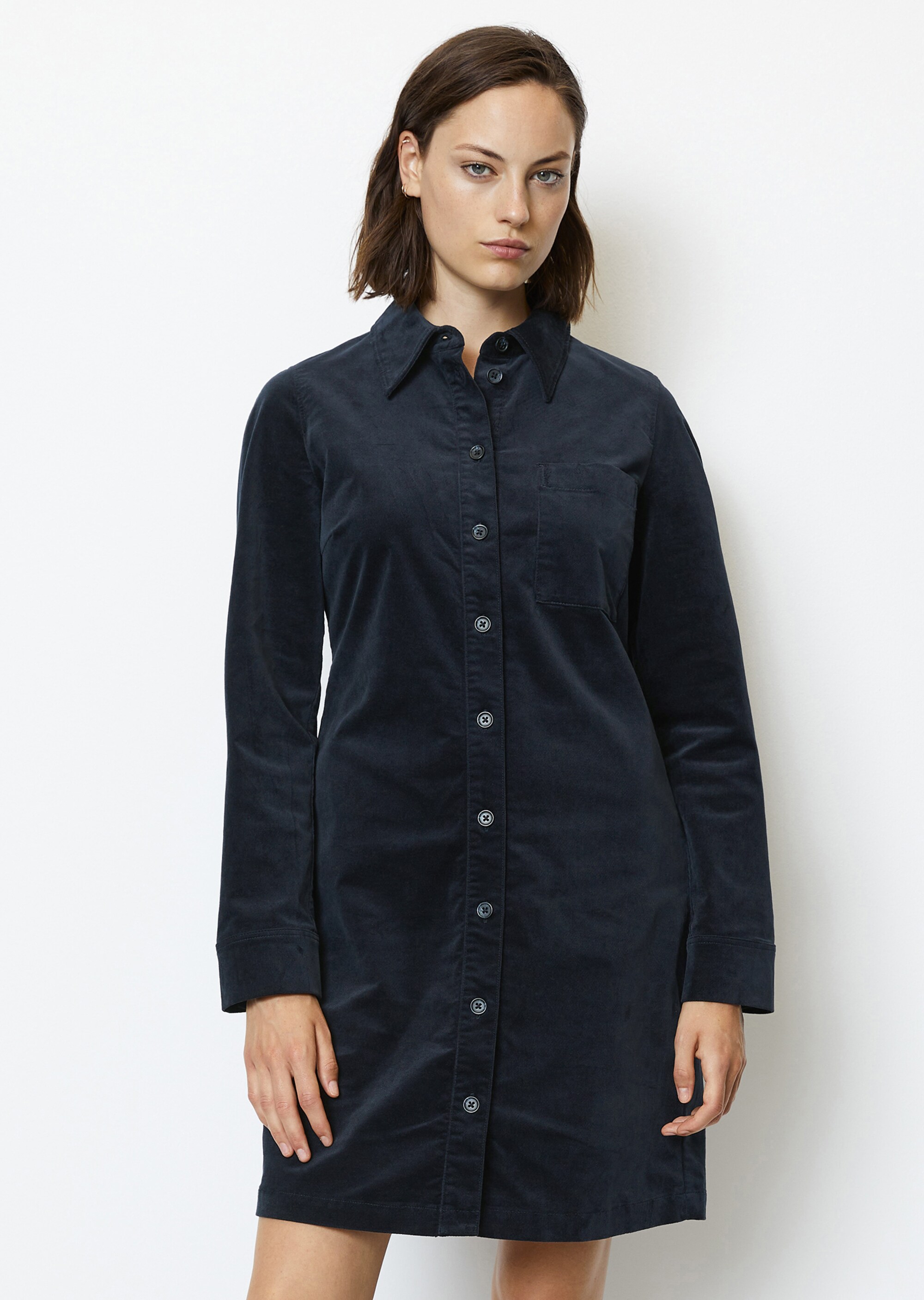 Kurzes Hemdblusenkleid straightaus stretchigem Samt