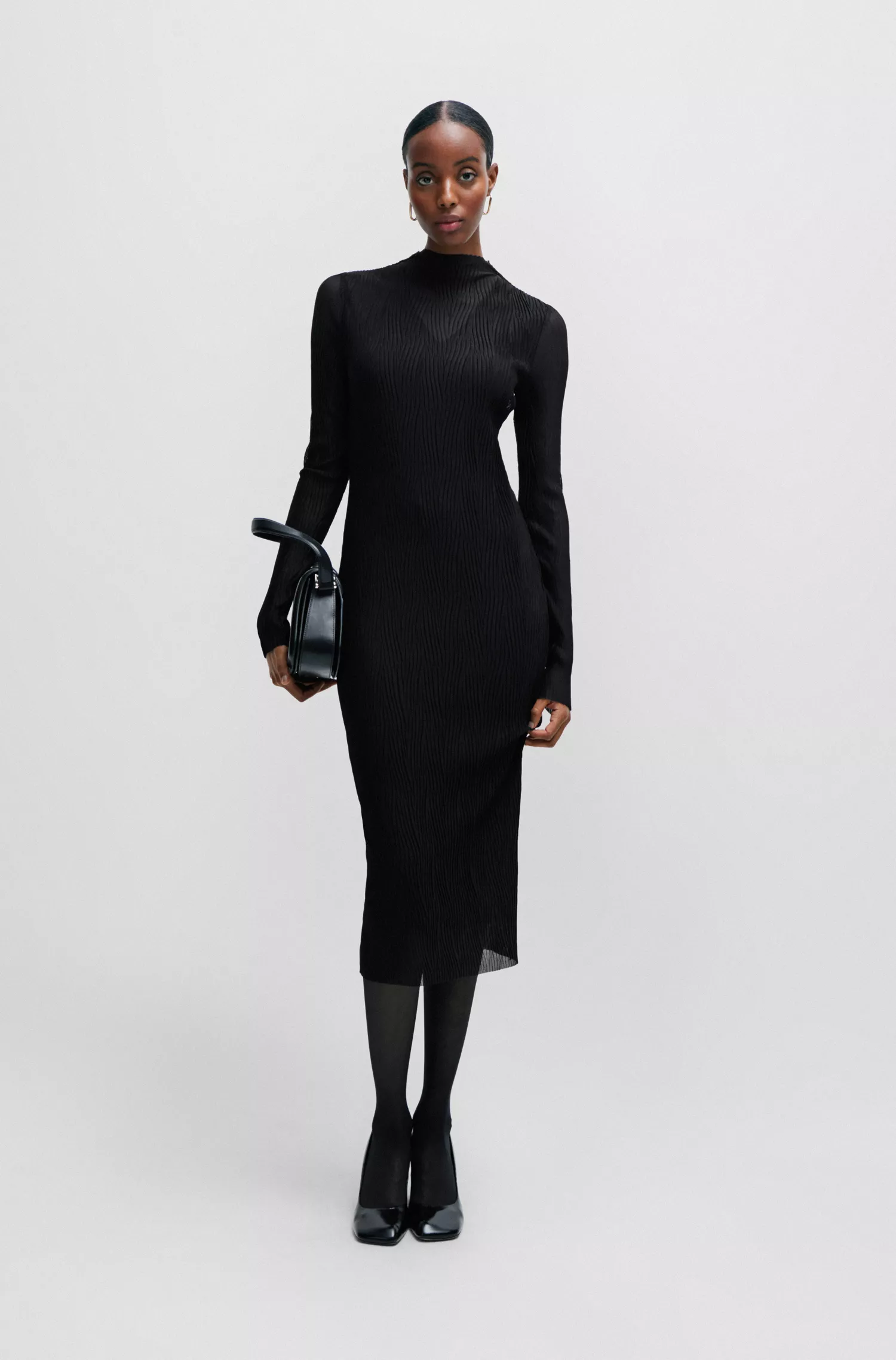 Vestido BOSS com forro preto em tule plissado e gola alta.