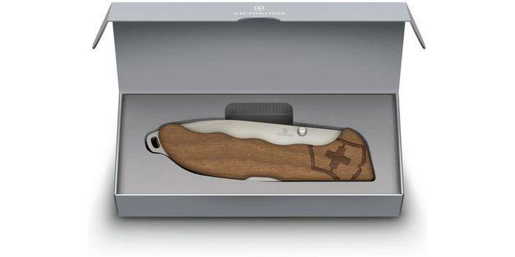 Victorinox Taschenmesser Evoke Wood, 136 mm, Braun Klappbares Messer mit Schalen aus Nussbaumholz