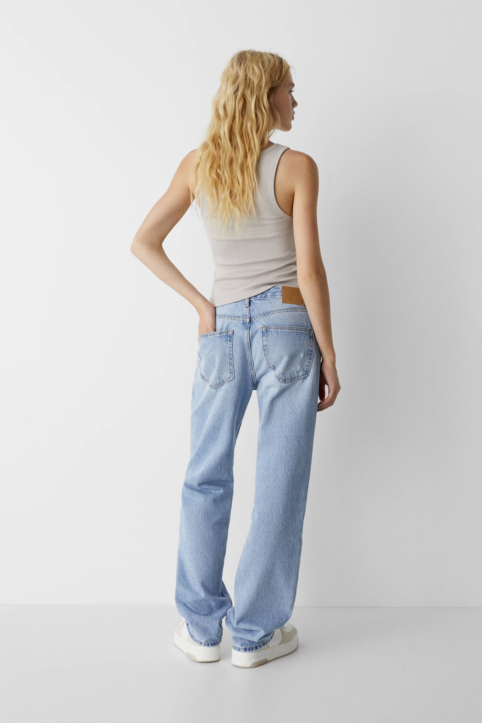 CALÇA JEANS RETA DE CINTURA MÉDIA - AZUL CLARO
