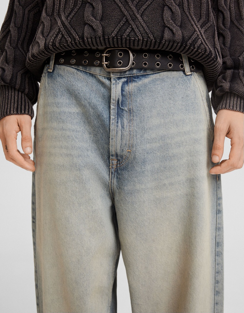calça jeans estilo skater com efeito desbotado