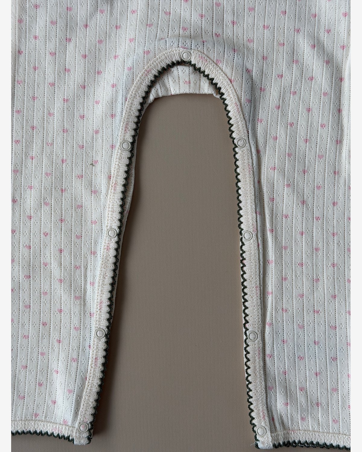 Heldress – 100% Øko Bomull, Pointelle | Minnie Onesie GOTS