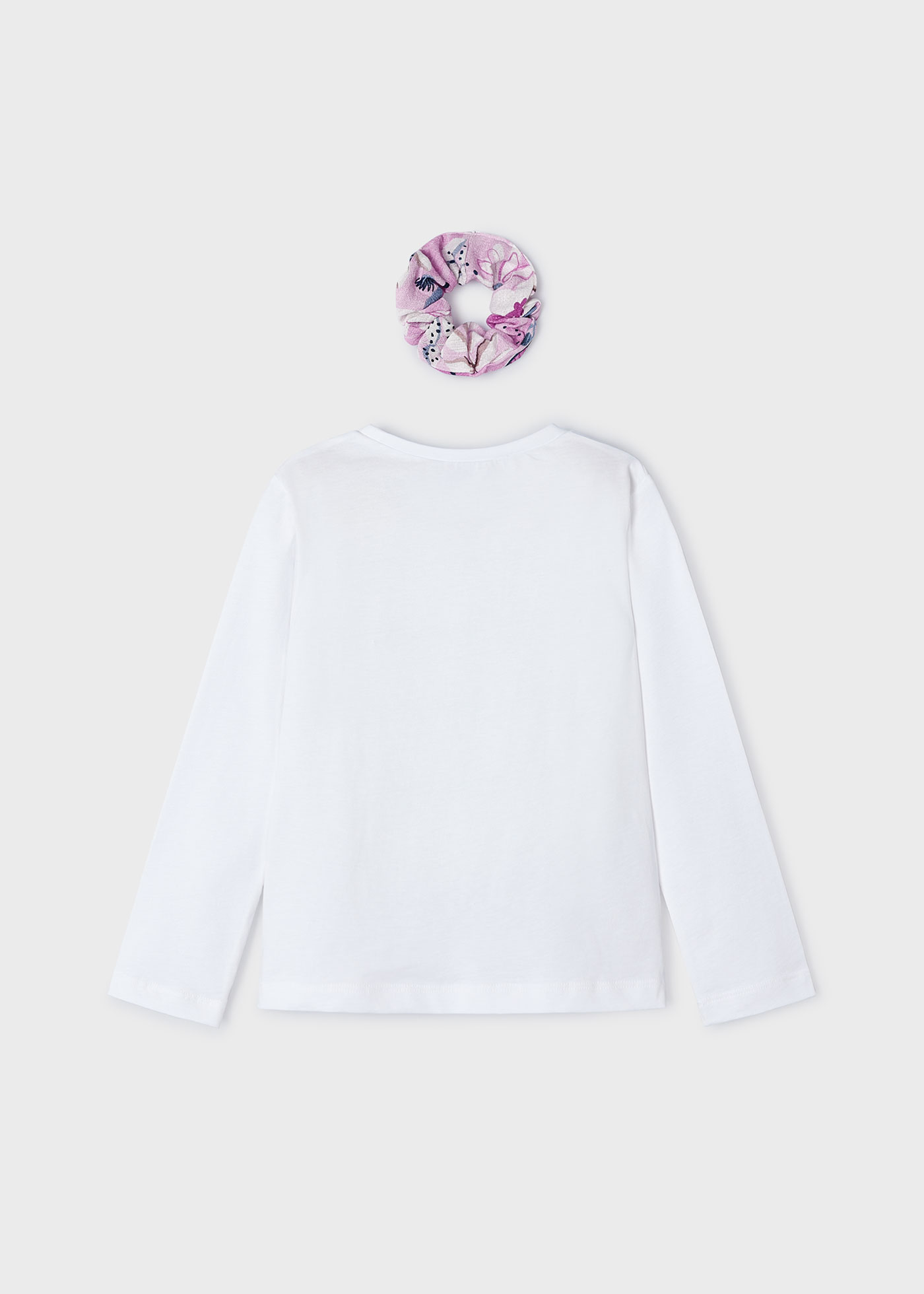 Camiseta infantil Better Cotton com elástico de cabelo.