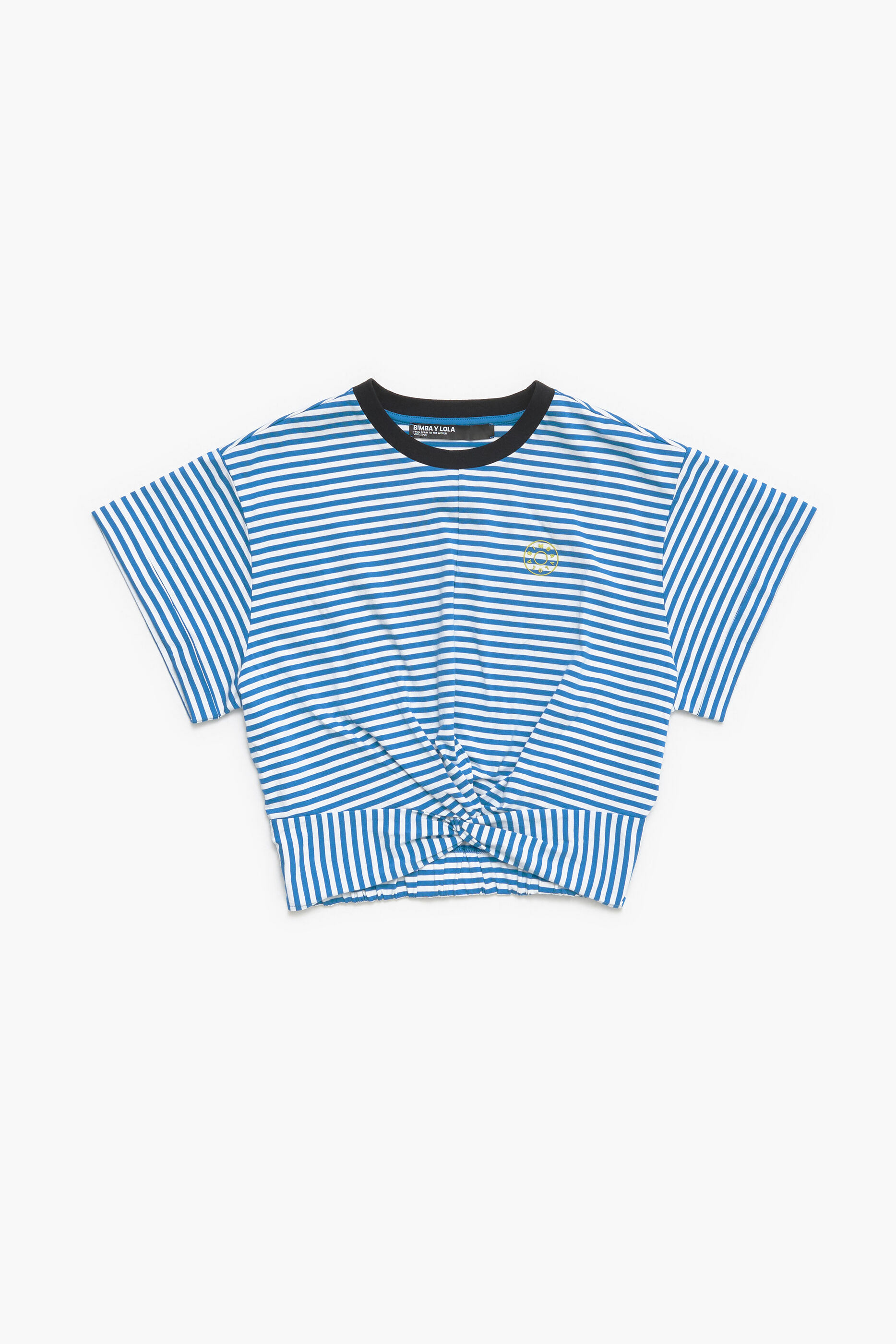 Camiseta azul quadrada com nó