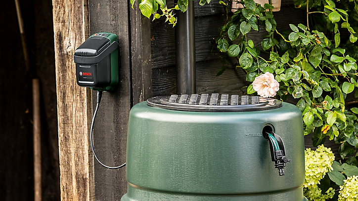 Pompe à eau de pluie sans-fil Bosch GardenPump 18V-2000 (avec 1 batterie et 1 chargeur)