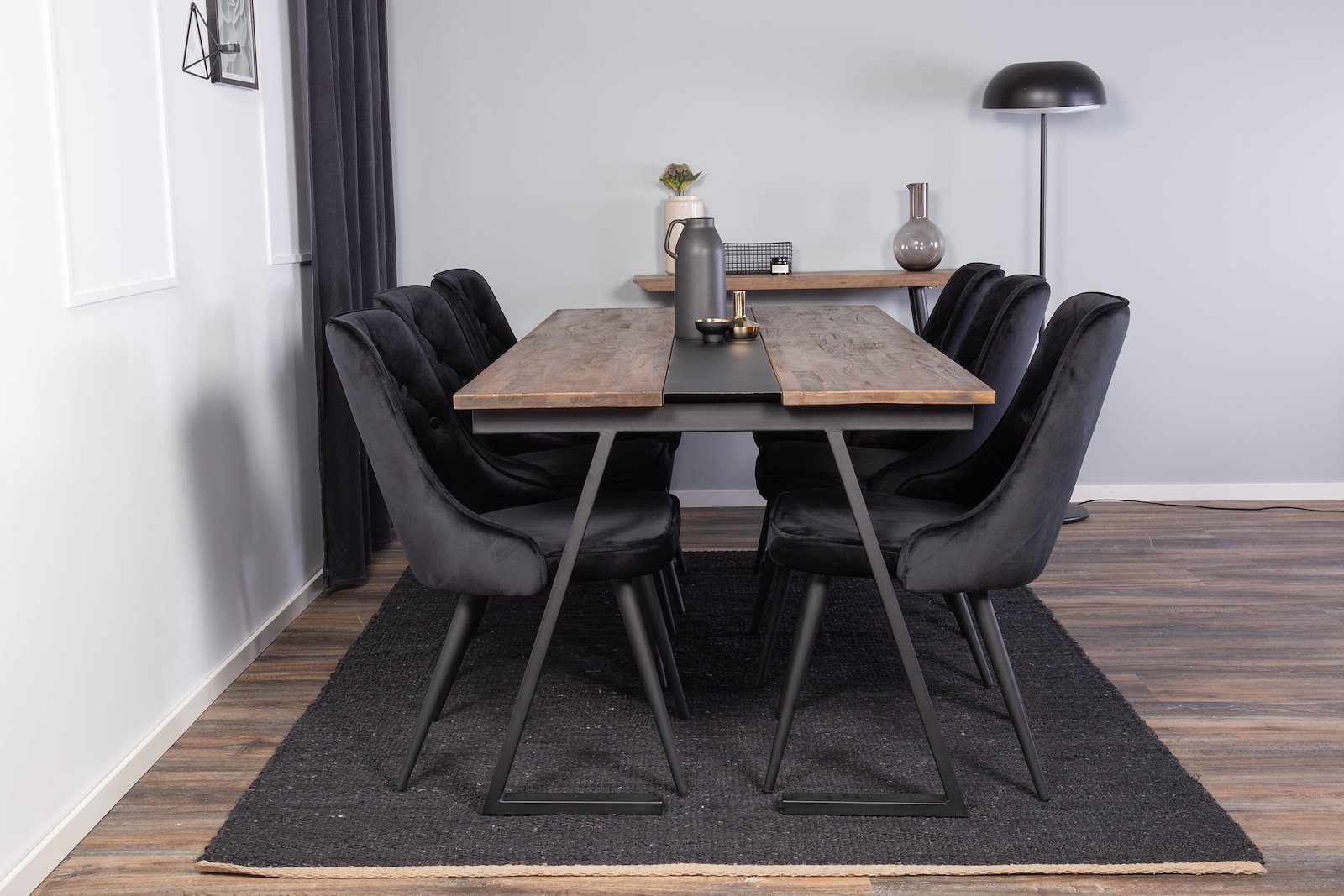 Velvet Deluxe Spisestol. Sett av 2. Sett av 2. Sort fløyelsstoff med knapper og sortlakkerte ben.