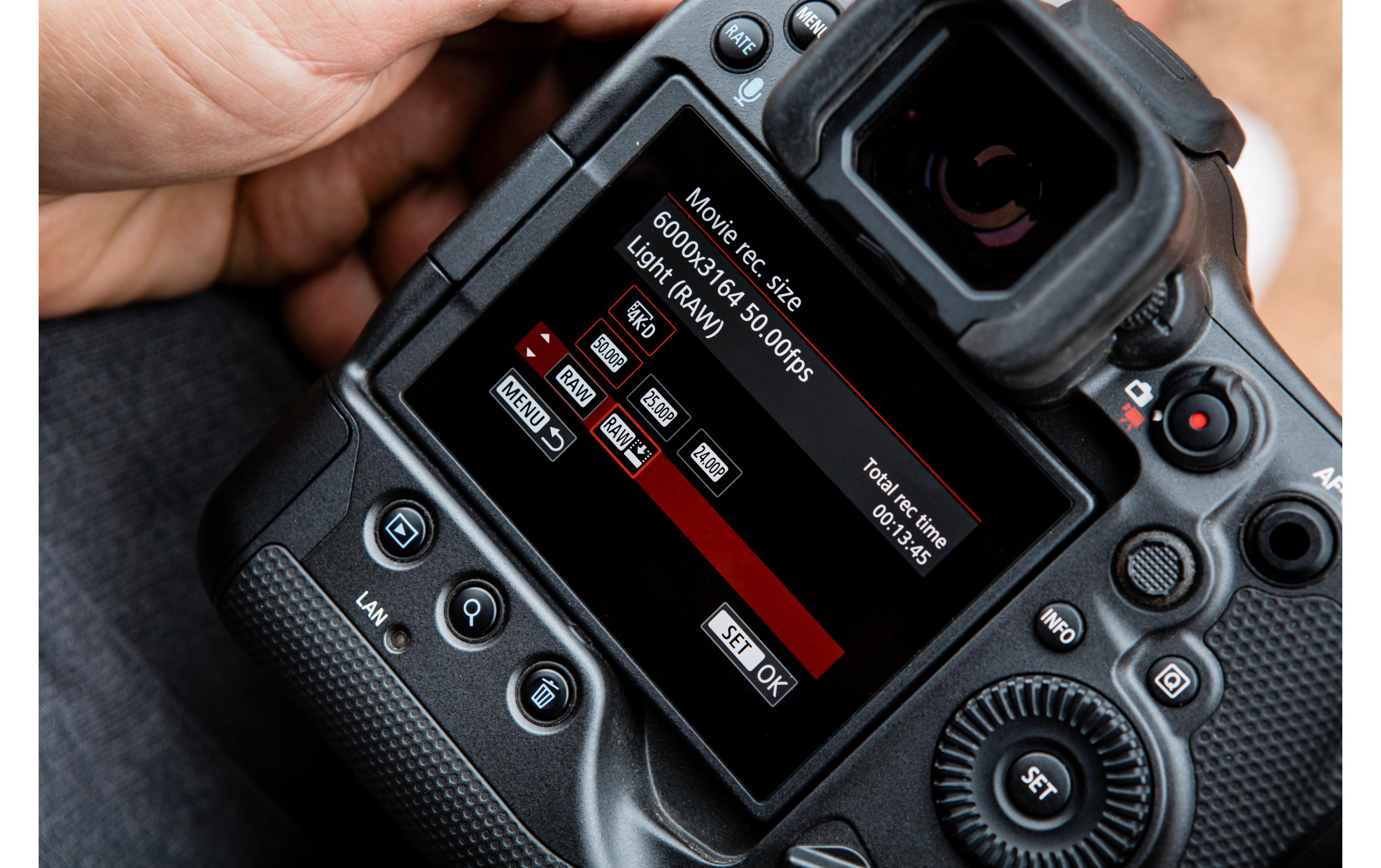 Fotokamera EOS R3 Kit RF 100-300mm F/2.8L IS USM<br>Blitzschnelle Systemkamera zum Fotografieren und Filmen inklusive Objektiv