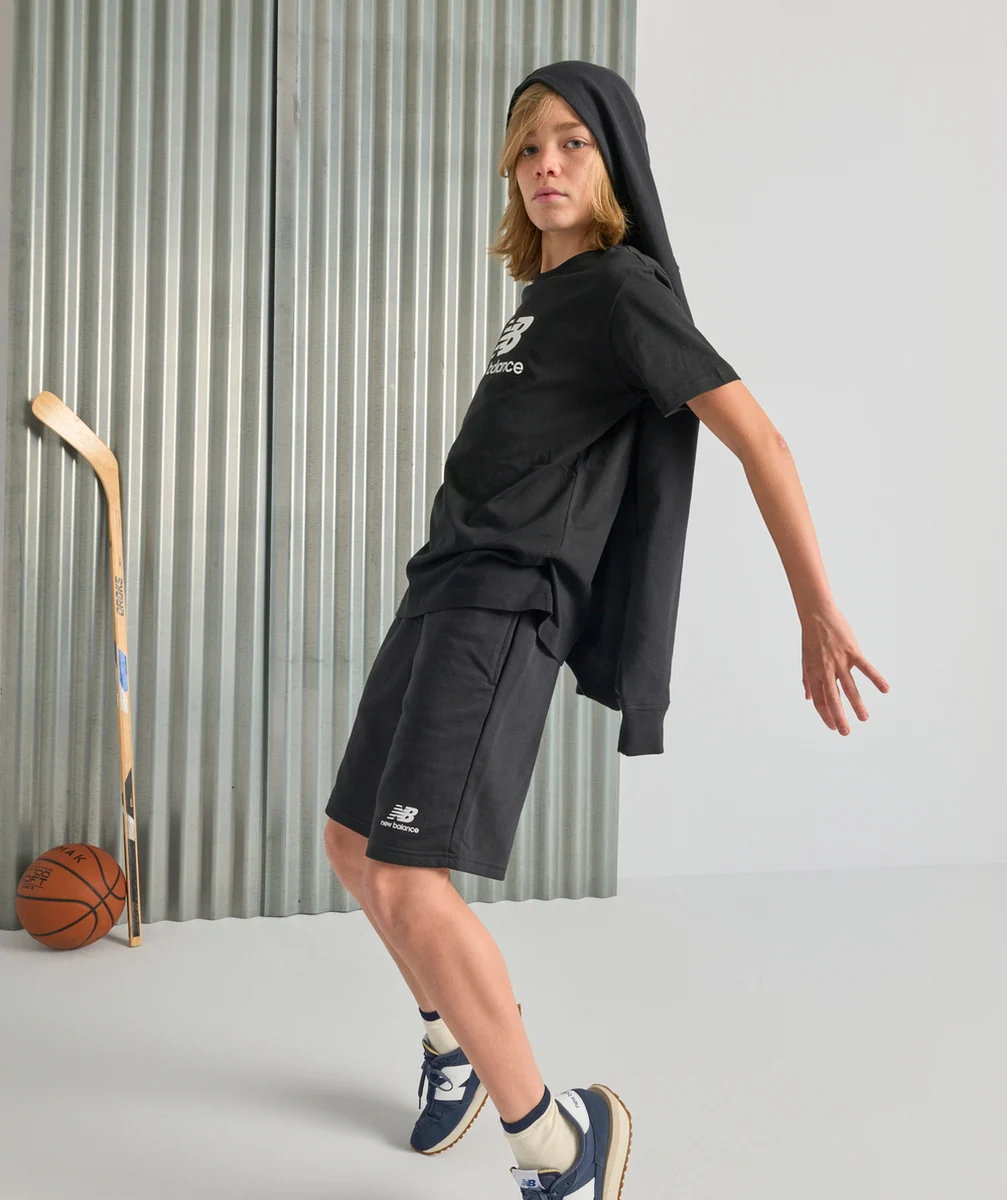 NEW BALANCESHORT DE SPORT GARÇON NOIR ESSENTIALS STACKED LOGO