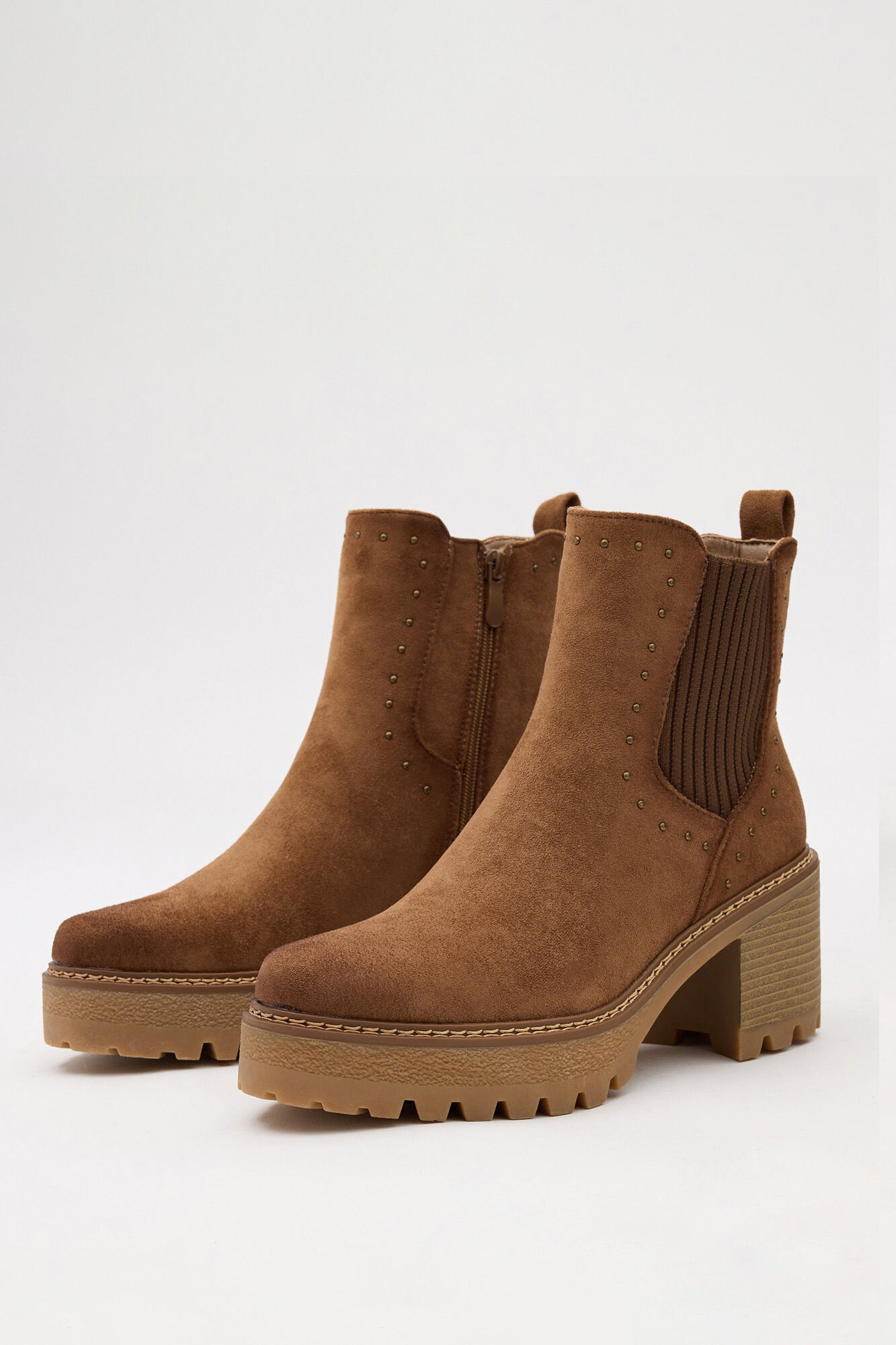 Bota de cano curto elástica com tachas T/8 cm P