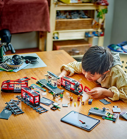 LEGO® City - Straßenbahn mit Haltestelle 60423 - 811 Teile
