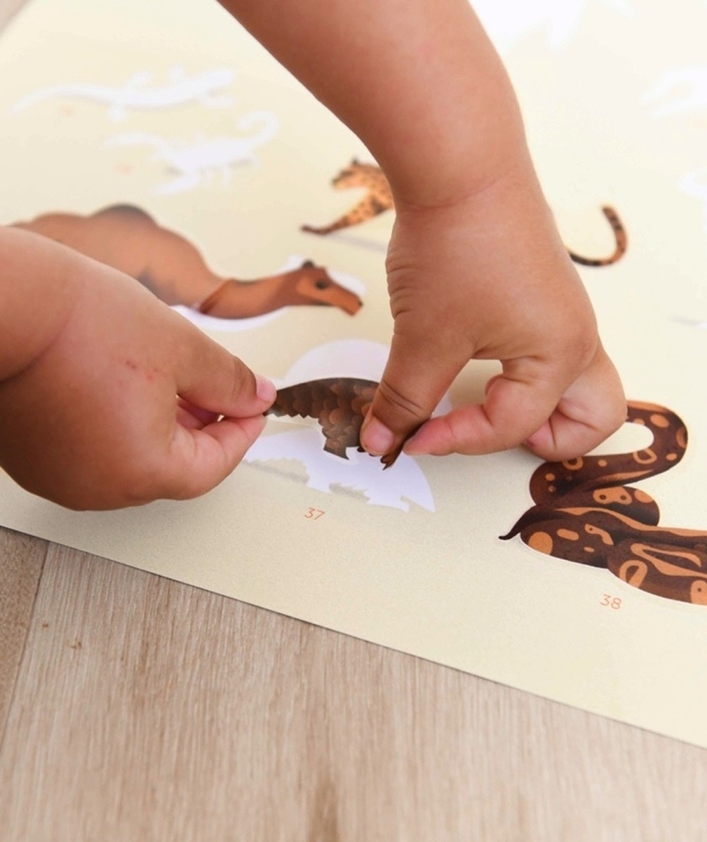 POPPIKPOSTER ÉDUCATIF AVEC 64 STICKERS UNIVERS SAVANE