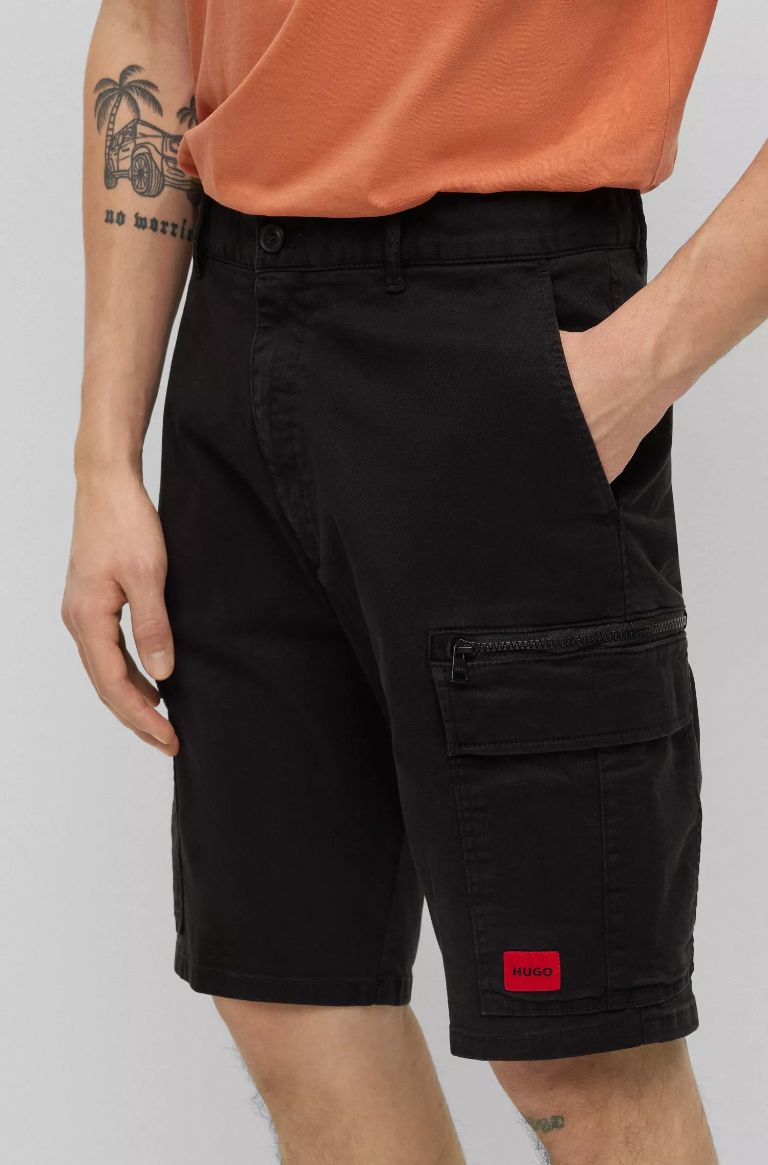 Calções cargo HUGO em algodão elástico vermelho com etiqueta vermelha com o logotipo.