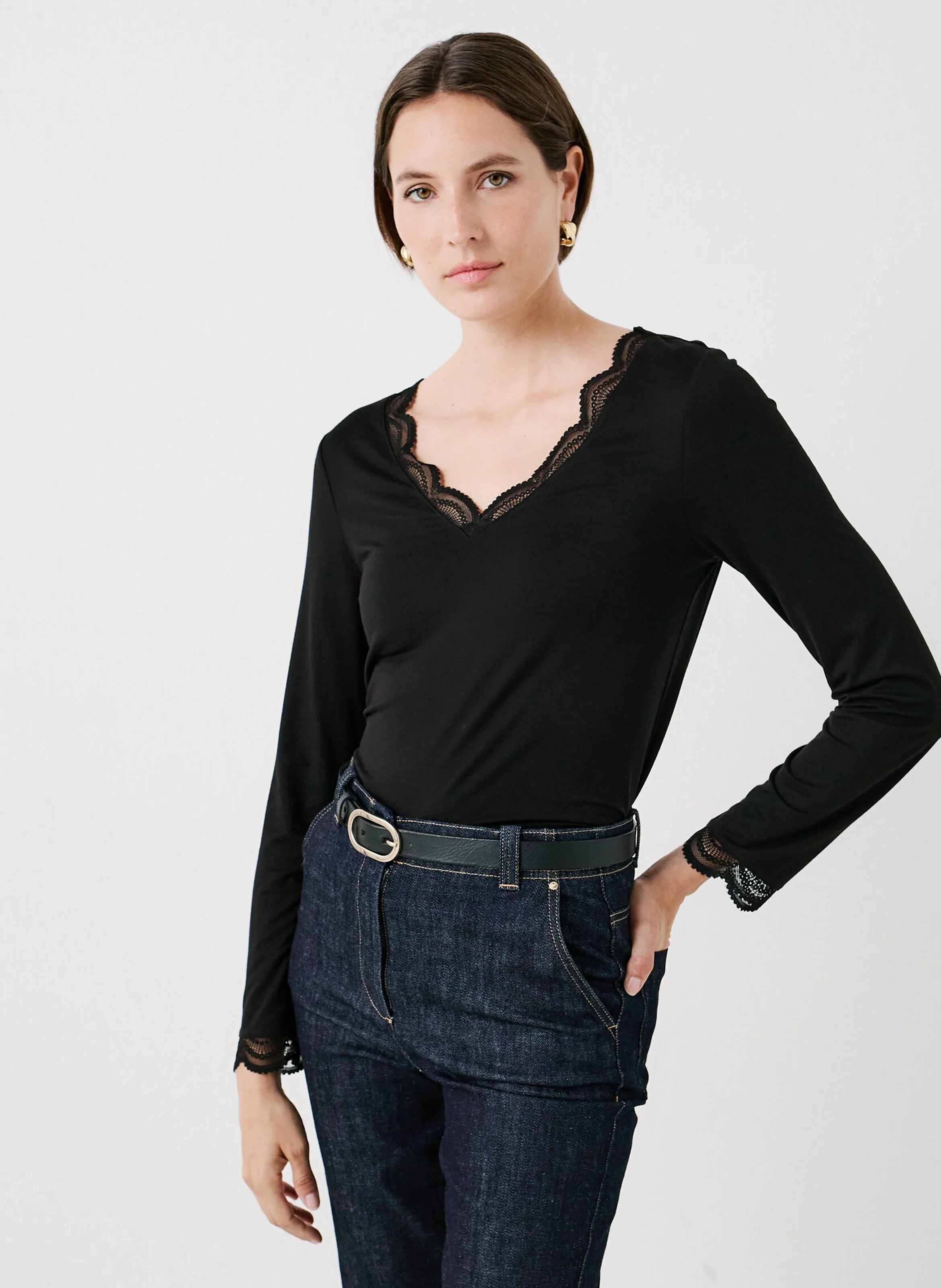 TEVE - T-shirt col v en dentelle finitions festonnées | Noir