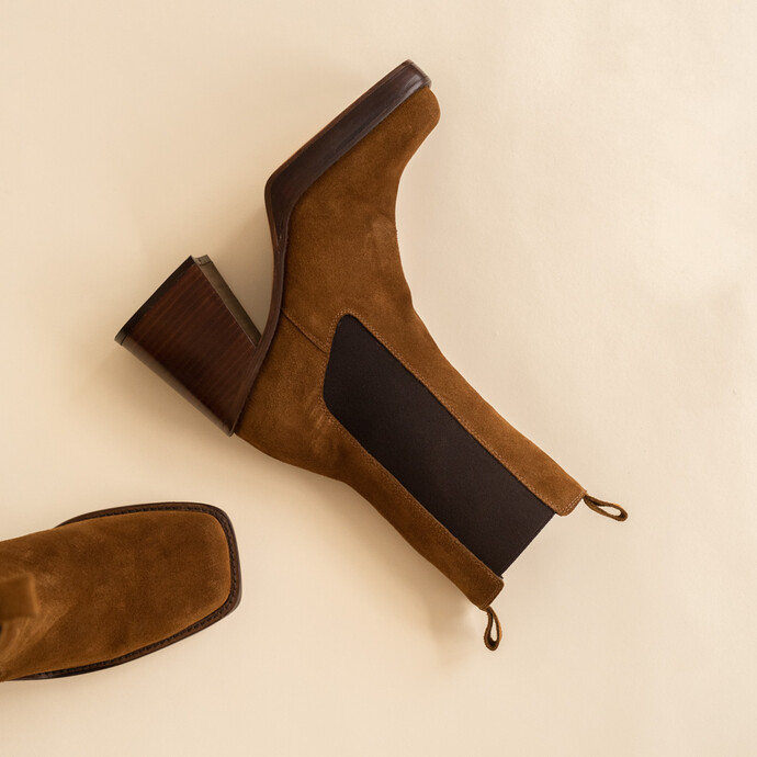 Bottines à talon, bout carré et élastique  en croute cognac