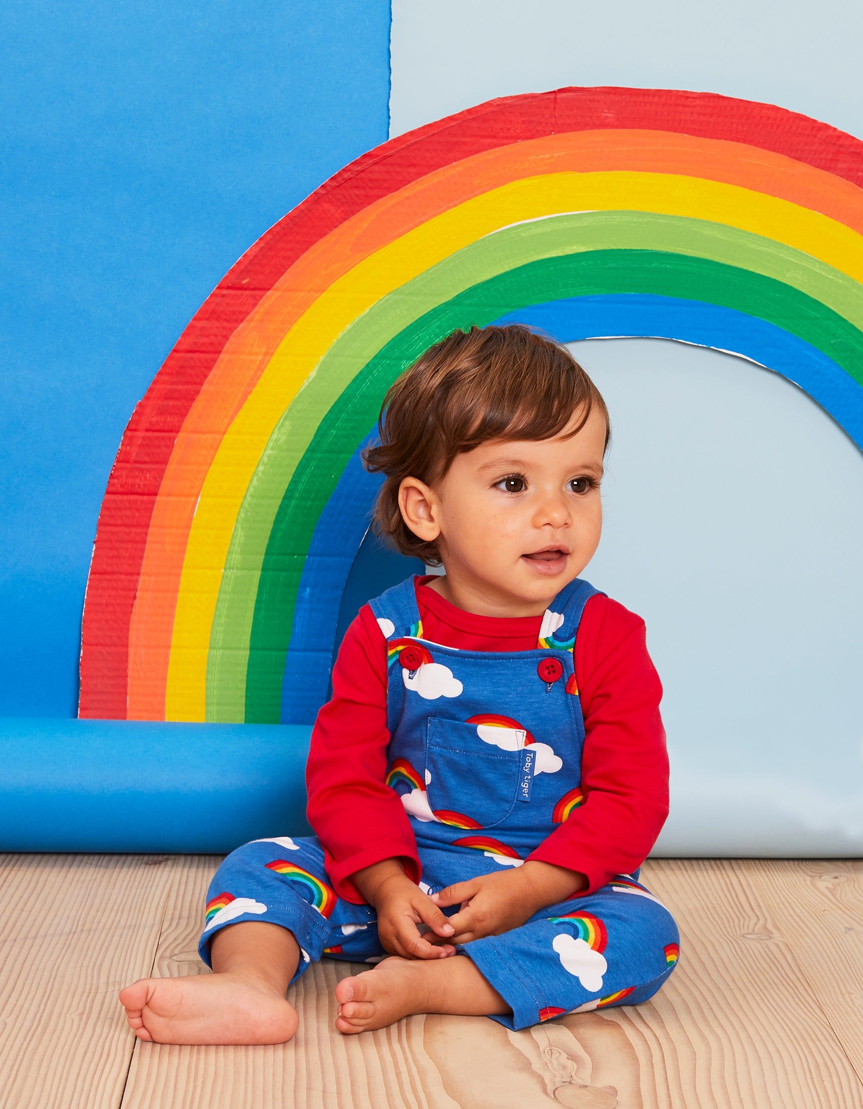 Toby Tiger Latzhose mit Regenbogen-Allover