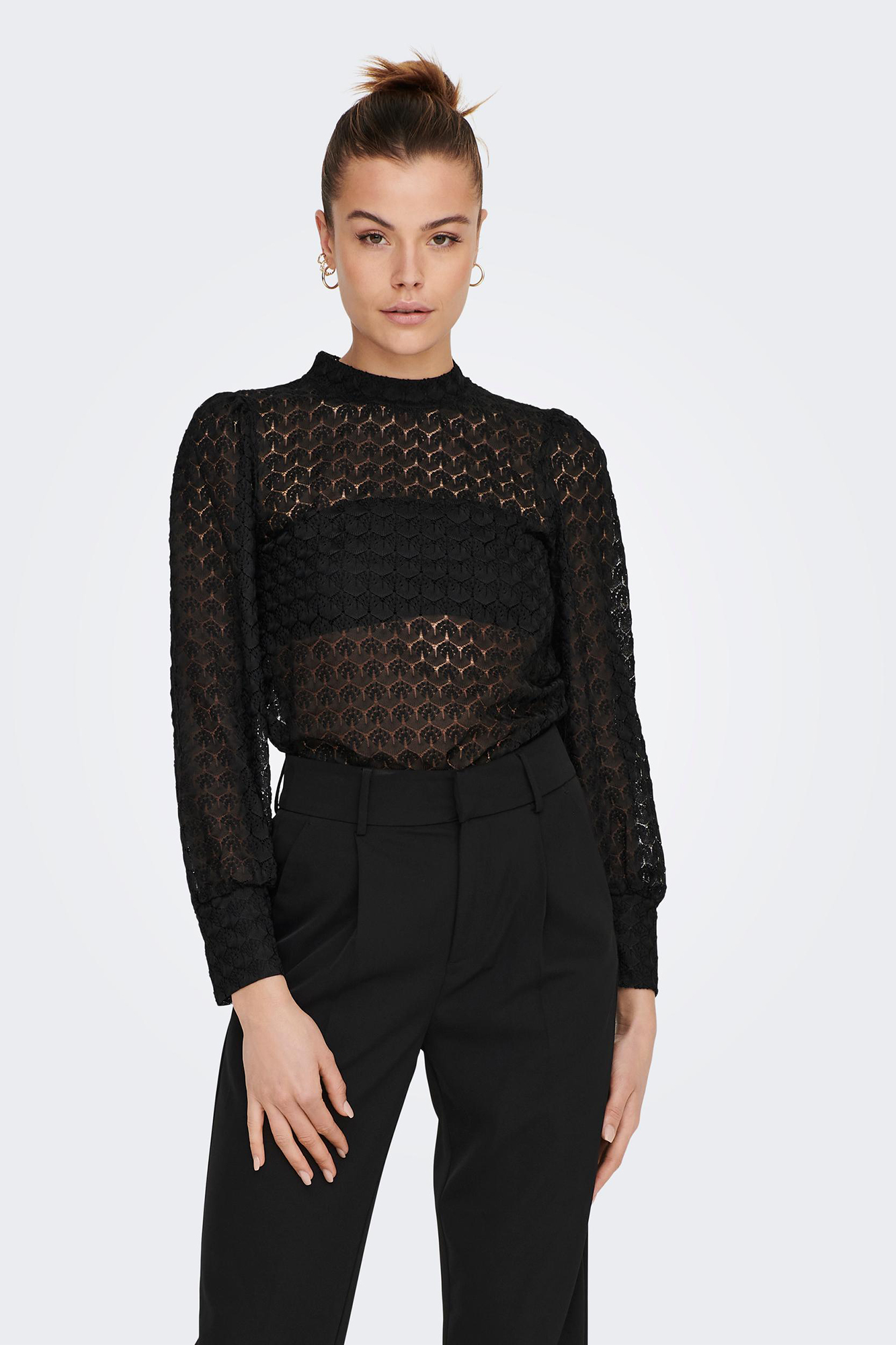 Blusa de renda de mangas compridas
