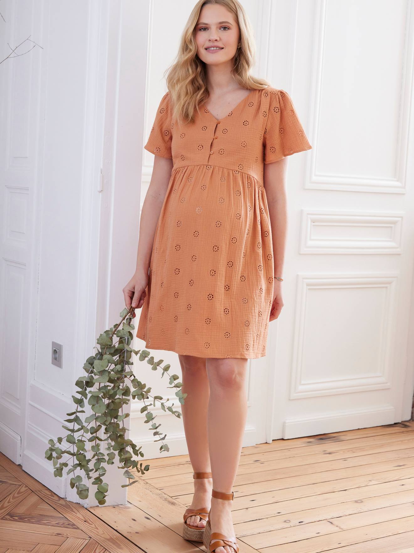 Vestido de maternidade e amamentação em chiffon de algodão cru bordado.