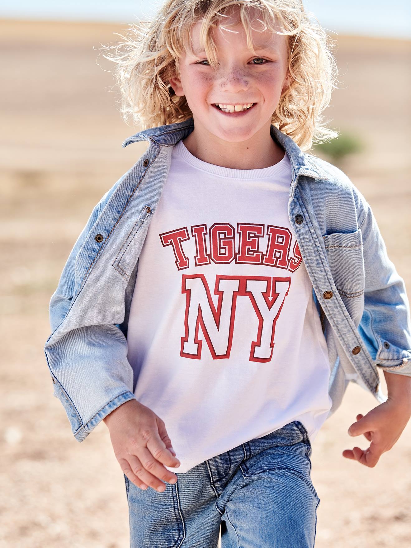 Camiseta branca estilo universitário para meninos
