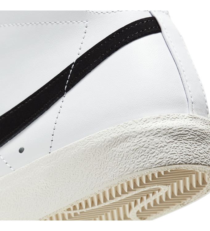Nike Women Blazer Mid 77 Sneakers