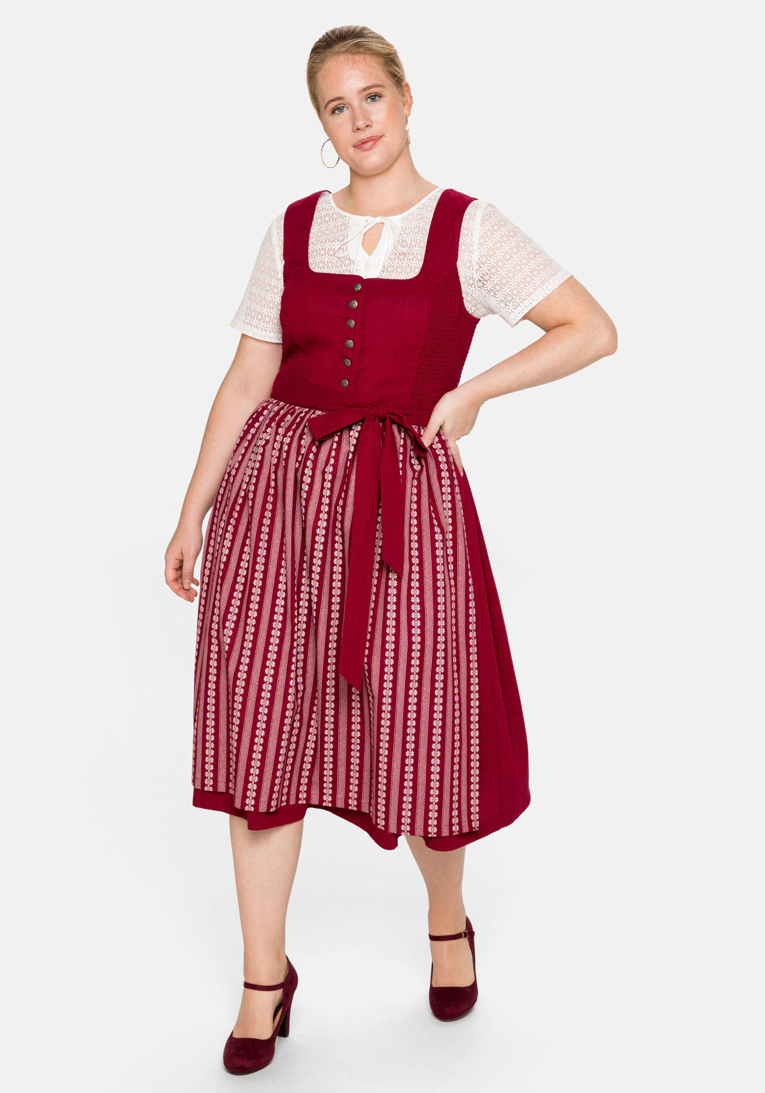 Dirndl in Midilänge, mit Spitzenbluse und Schürze