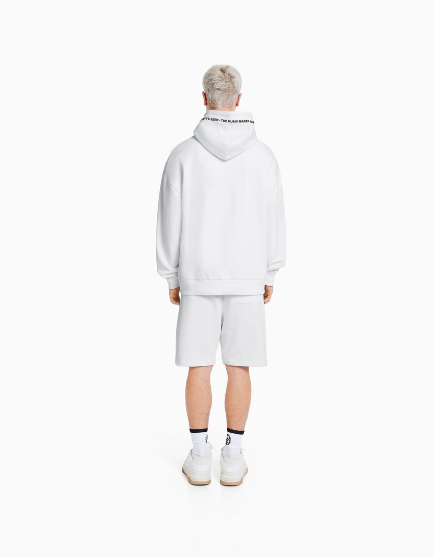 Bermuda de pelúcia BERSHKA com estampa BIZARRAP