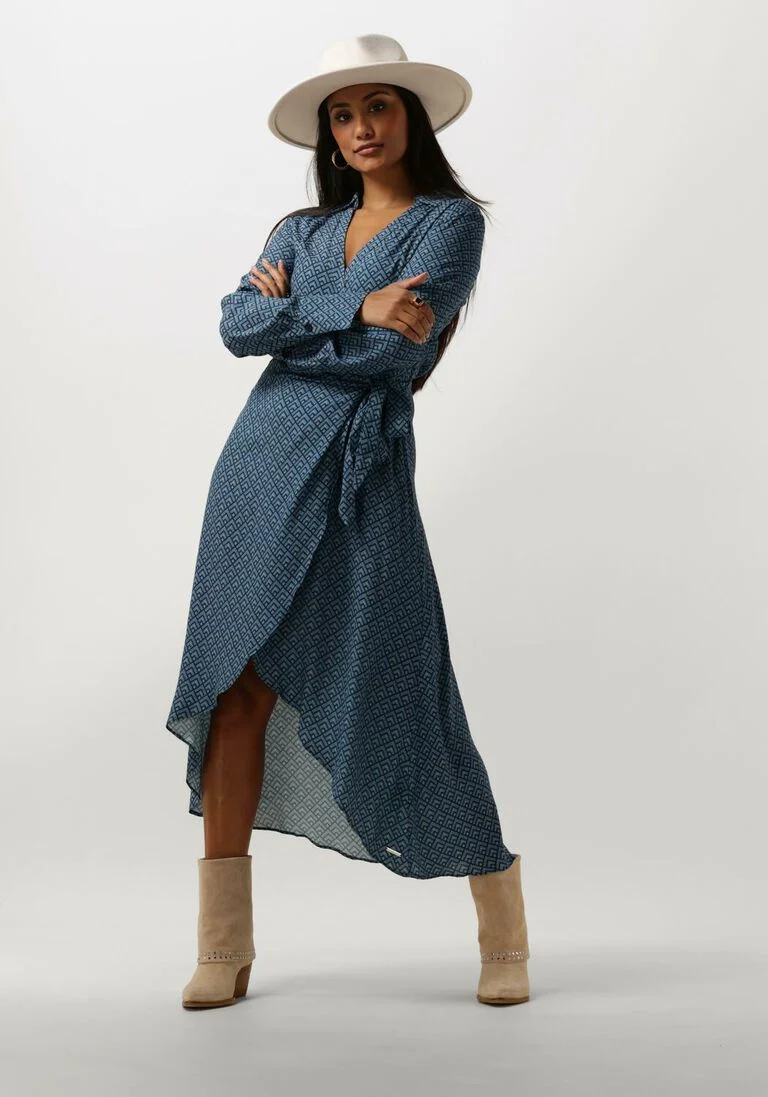 COLOURFUL REBEL blauwe colourful rebel midi jurk lea small geo wrap midi dress