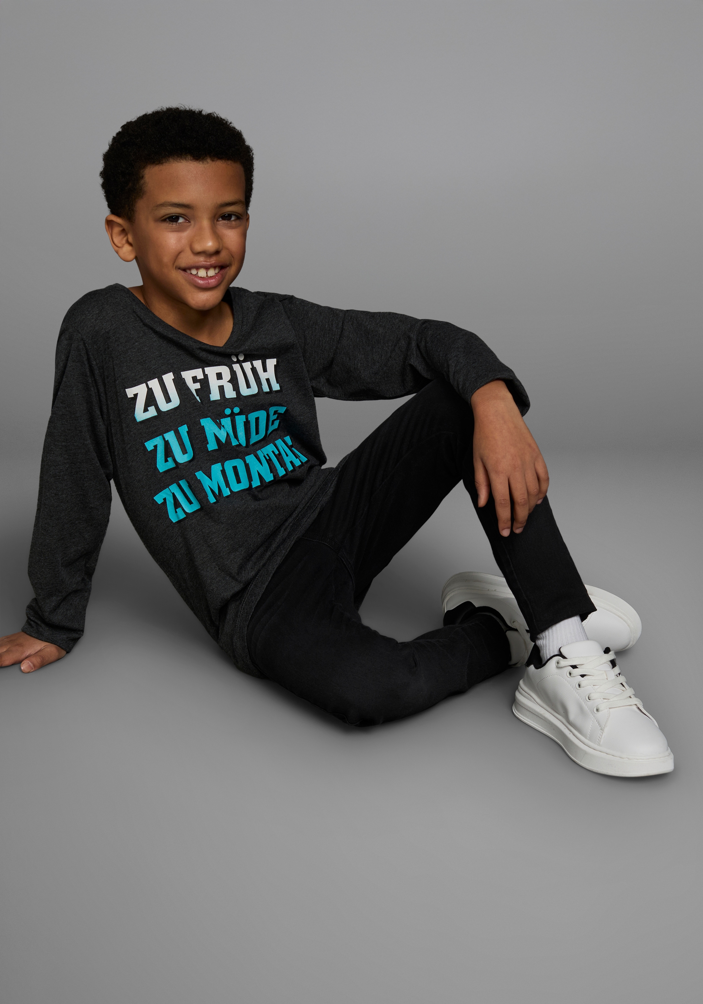 KIDSWORLD Langarmshirt »ZU FRÜH, ZU MÜDE, ZU MONTAG« Langarm,  Basic-Passform,  mit stylischem Druck,  Rundhalsausschnitt