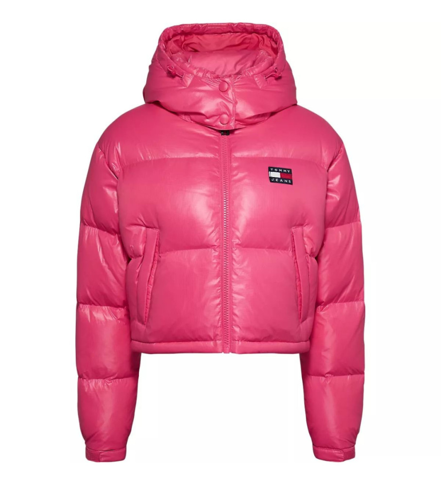Jaqueta Tommy Jeans Alaska acolchoada com corte cropped na cor rosa.
