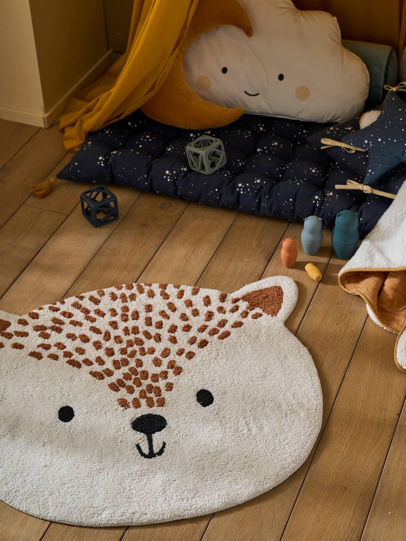Tapete de banho liso em pelúcia bege claro, modelo Fawn, com estampas.