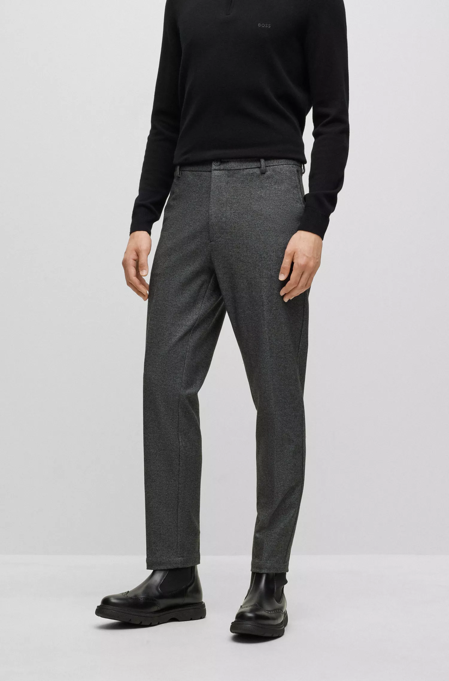 Calça BOSS preta, corte regular, cintura regular e pernas afuniladas.