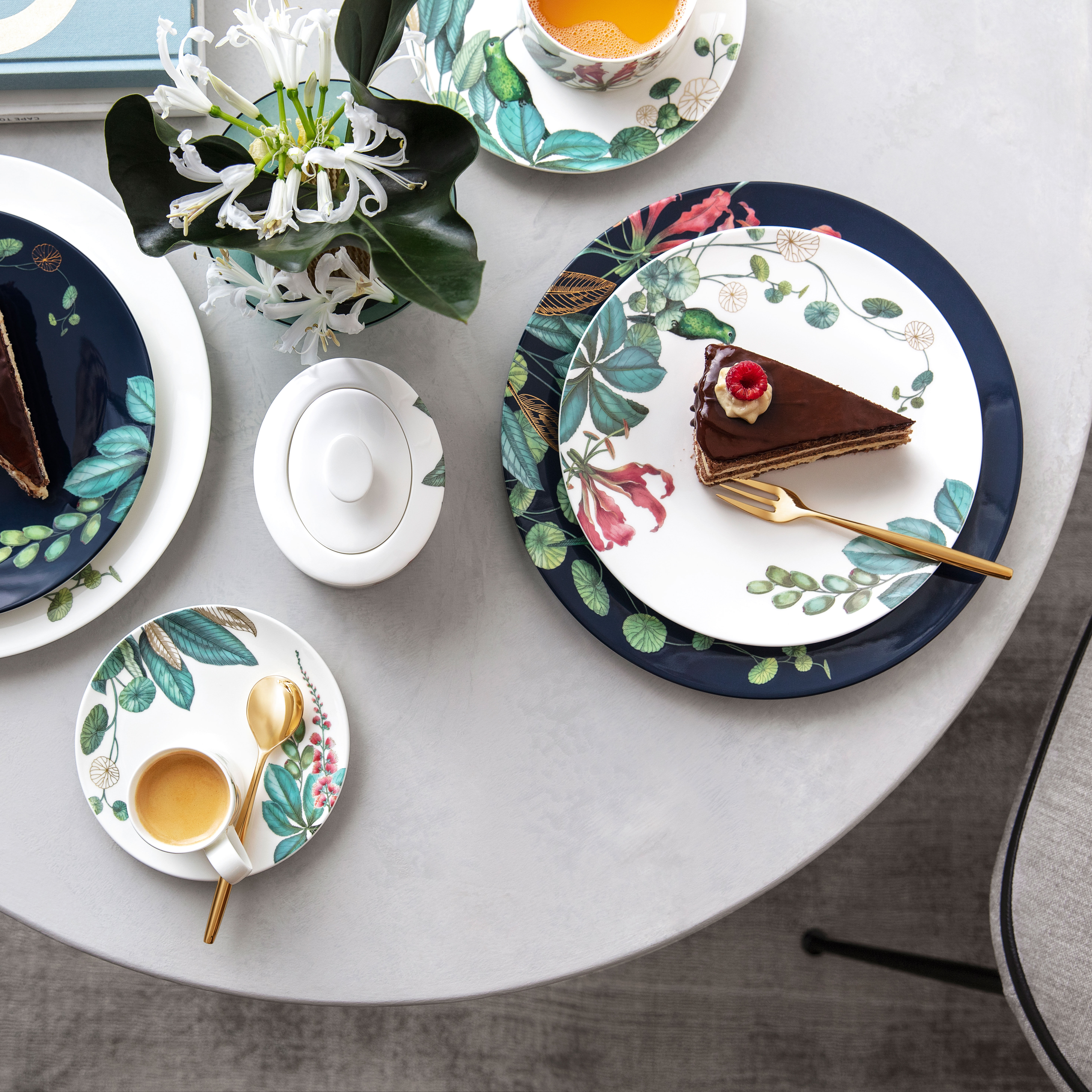 Avarua Cake plate Multi-colored, 13'', Premium Bone Porcelain