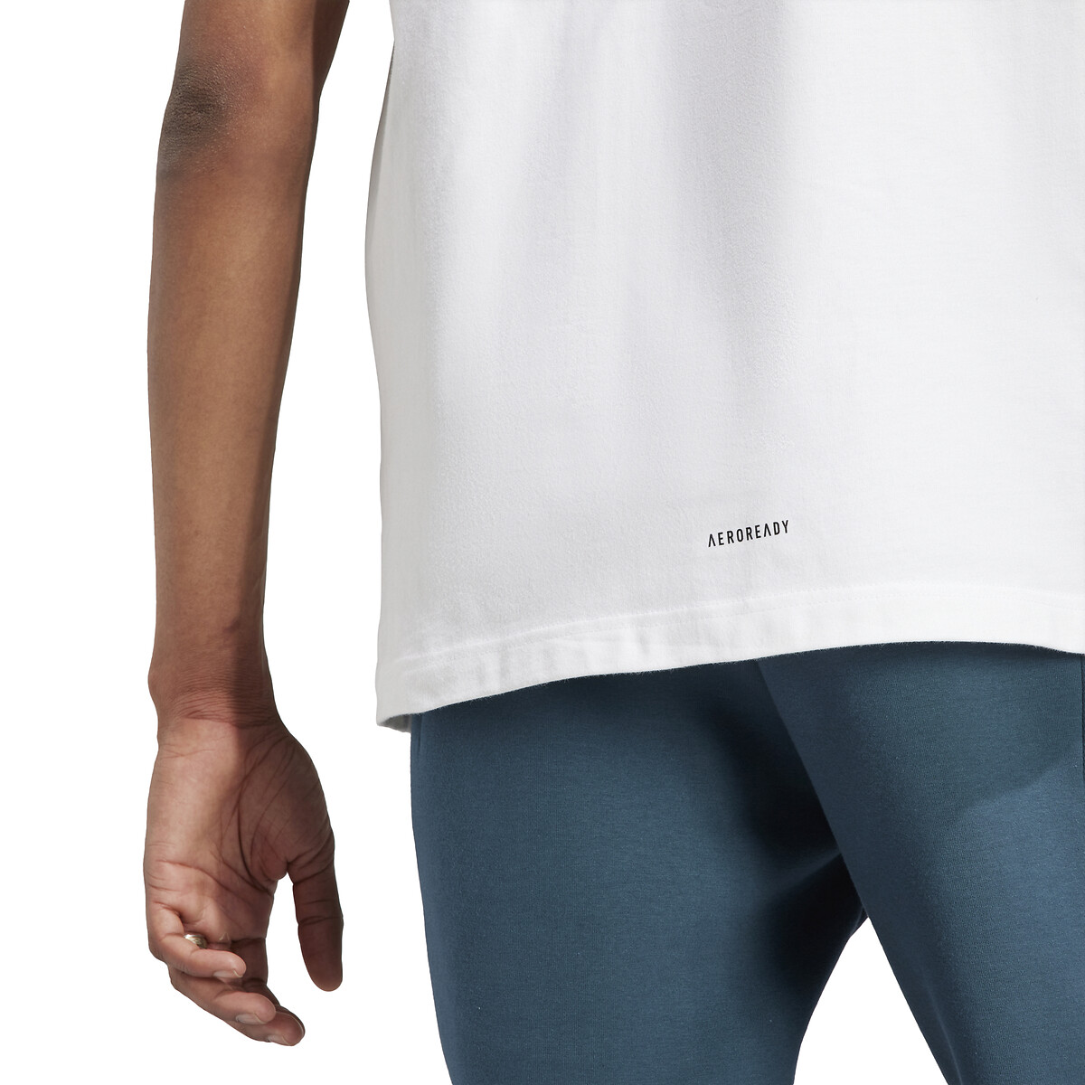 ADIDAS ROUPAS ESPORTIVAS<br>Camiseta com gola redonda e logo pequeno