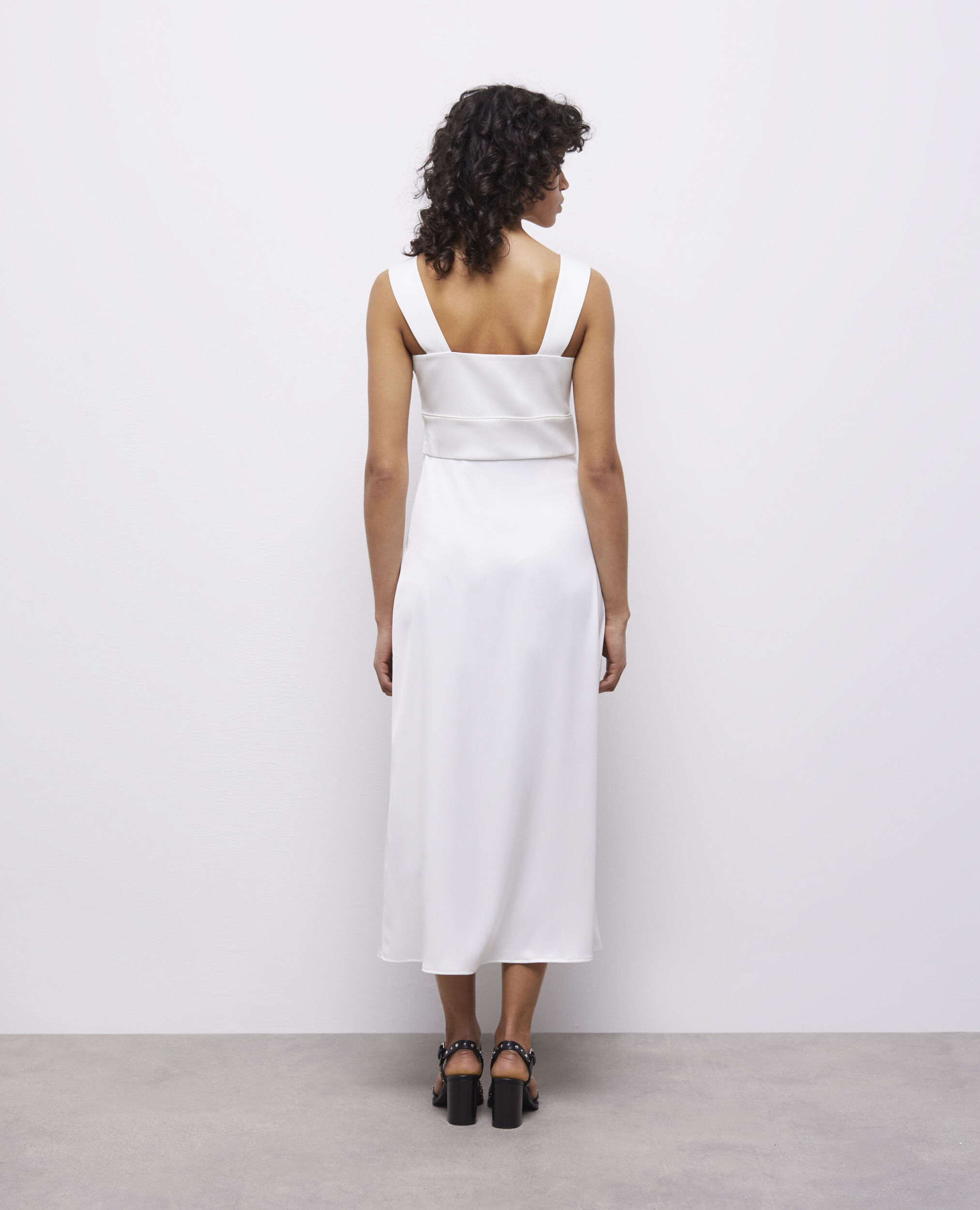 Robe longue blanche avec boutonnage