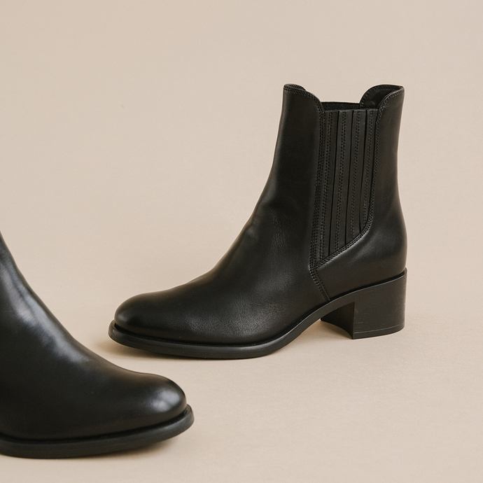 Boots à bouts ronds et petits talons  en cuir noir